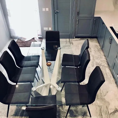 Townhouse In Centre بيت للعطل سليمة