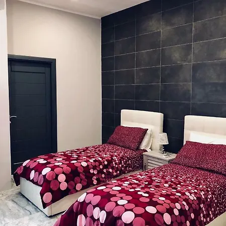 Townhouse In Centre بيت للعطل سليمة